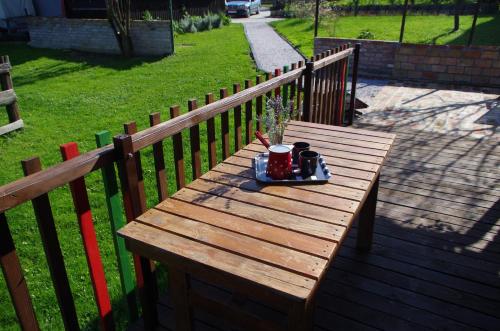 a wooden bench with a plate of food on it at Kuća za odmor Žabina hiža in Donja Stubica