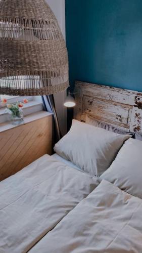 CadolzburgにあるAltstadtjuwel in Cadolzburg- Hidden by Feingemachtのベッドルーム1室(青い壁の白いベッド1台付)