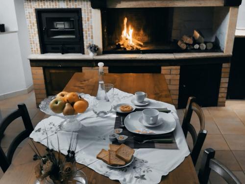 una mesa con comida y una chimenea en una habitación en Casa vacanza Giovanni Salvatori, en Orvieto Scalo