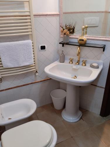 a bathroom with a white sink and a toilet at Casa vacanza Giovanni Salvatori in Orvieto Scalo