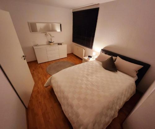 Habitación pequeña con cama y ventana en Komfortable Ferienwohnung Auf dem Höchsten, en Dortmund