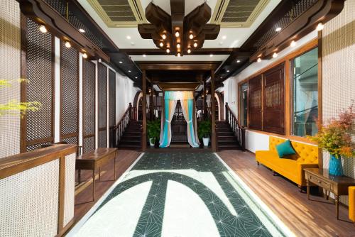 - un couloir avec une piscine au milieu d'un bâtiment dans l'établissement Veshia Hotel & Spa, à Hanoï