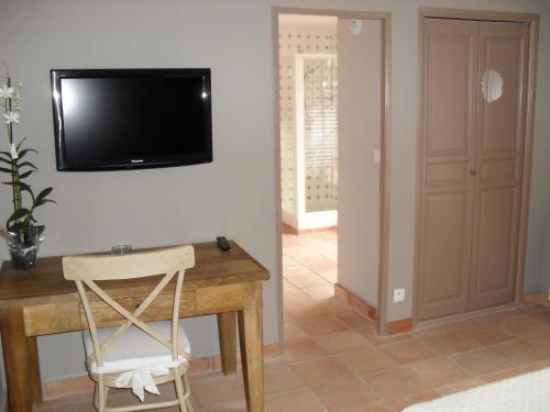 TV tai viihdekeskus majoituspaikassa l'Hotellerie Kouros