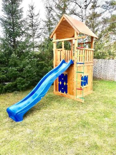 Zona de juegos infantil en Luxury Chalet in High Tatras