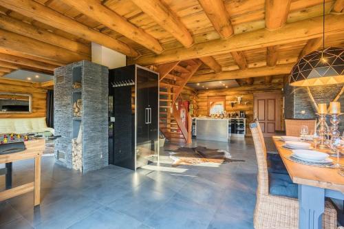 una gran cocina con techos de madera y una gran isla. en Luxury Chalet in High Tatras, en Tatranská Lomnica