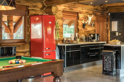 Una cocina o zona de cocina en Luxury Chalet in High Tatras
