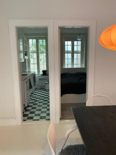 een kamer met een keuken met een bed en een spiegel bij Ultra central location in Kopenhagen