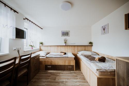 Katil atau katil-katil dalam bilik di Penzion U Levandule Strážnice