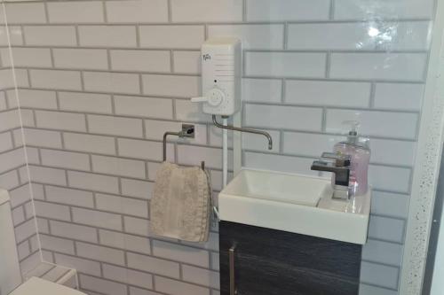 Et badeværelse på 2 Bed Flat - Sleeps 3 - Parking - Wifi