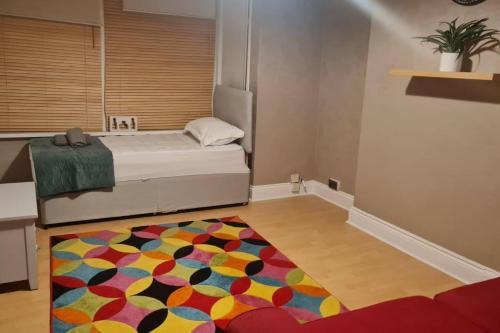 En eller flere senge i et værelse på 2 Bed Flat - Sleeps 3 - Parking - Wifi