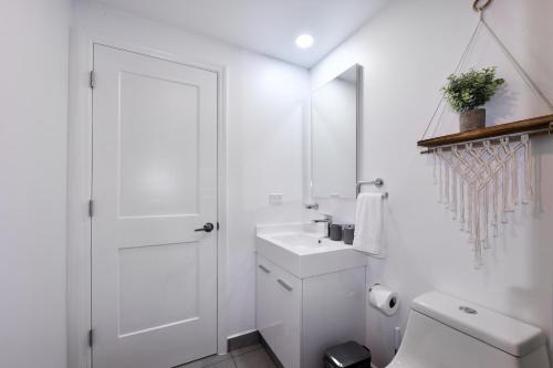 A bathroom at Stylish luxury condo, central location, ocean view, pool, gym