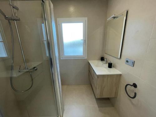 bagno con doccia, lavandino e specchio di Finca La Mirage Coin a Coín