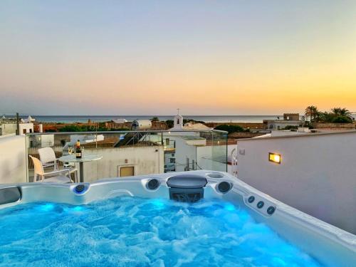 d'un bain à remous sur un balcon avec vue sur l'océan. dans l'établissement Apartamento zahara, à Zahara de los Atunes