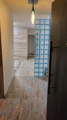Rúm í herbergi á Safta Apartaments