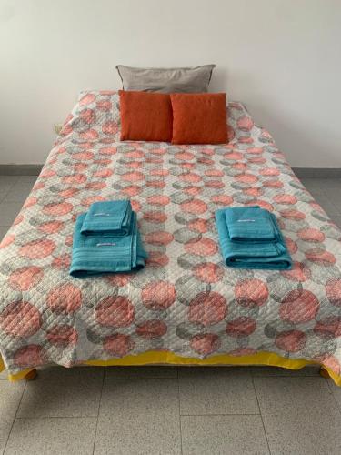 Una cama con dos toallas encima. en Los Nogales Cinco Saltos en 