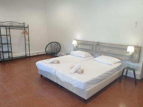 1 dormitorio con 1 cama blanca grande y toallas. en St@y Tunes en Albufeira