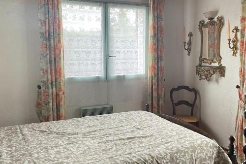 a bedroom with a bed and a window at Maison familiale Pays Basque in Ahaxe-Alciette-Bascassan