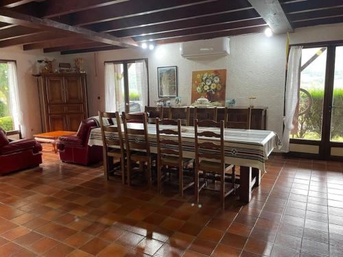 a dining room with a table and chairs at Maison familiale Pays Basque in Ahaxe-Alciette-Bascassan
