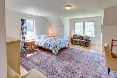 - une chambre avec un lit, un canapé et un tapis dans l'établissement Bovina Mountain Meadow, à Bovina Center