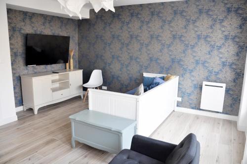 TV a/nebo společenská místnost v ubytování Grande maison à deux pas de la mer