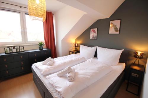 a bedroom with a large bed with white sheets at Stylische Ferienwohnung mit Ausblick in Haslach