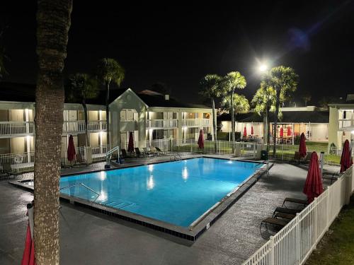 - une piscine de nuit dans un complexe dans l'établissement Newly Room in cozy hotel with Super location to the Parks, à Kissimmee