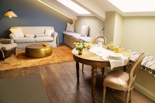 A seating area at New Boutique Apartment