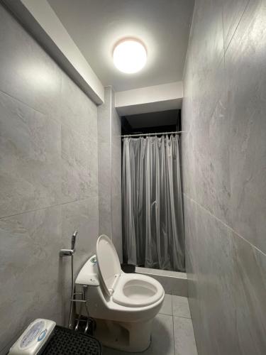 Un baño de Suite para pareja full amoblada con netflix internet sin agua caliente