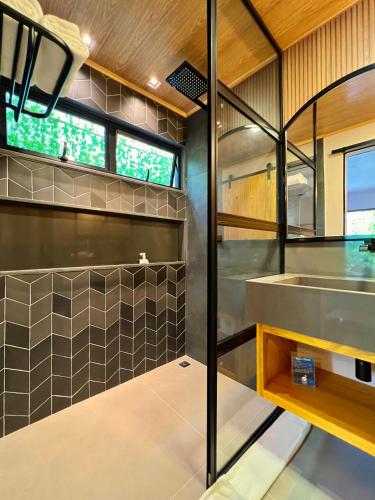 a kitchen with a sink and a counter at Pousada Casa de Maria in Prado