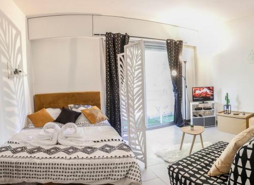 a bedroom with a large bed and a window at Résidence Bord de Mer-Terasse-plage prado David in Marseille