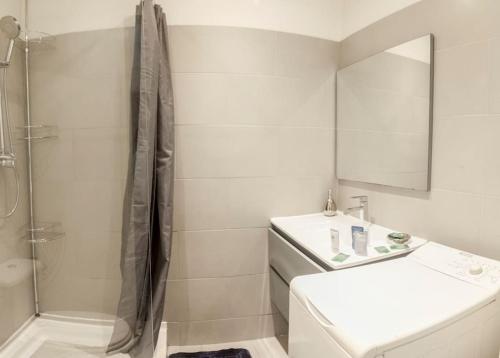 a bathroom with a shower and a toilet and a sink at Résidence Bord de Mer-Terasse-plage prado David in Marseille