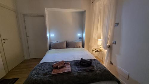1 dormitorio con 1 cama con 2 toallas marrones en Maso kreuzberg- Monolocale 3- vista montagne, en Trento
