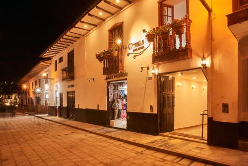 una strada vuota in una città di notte di Hotel Dordéan Casona Boutique a Chachapoyas