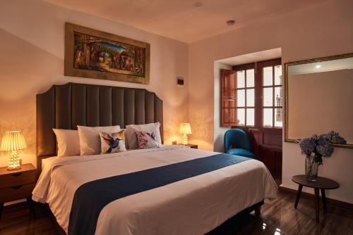 Un dormitorio con una cama grande y una ventana en Hotel Dordéan Casona Boutique, en Chachapoyas