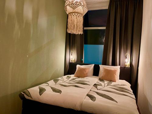 1 dormitorio con 1 cama con 2 almohadas en Residentie de Eikhof en Hengelo