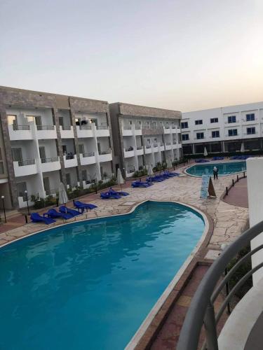בריכת השחייה שנמצאת ב-Cecelia resort או באזור