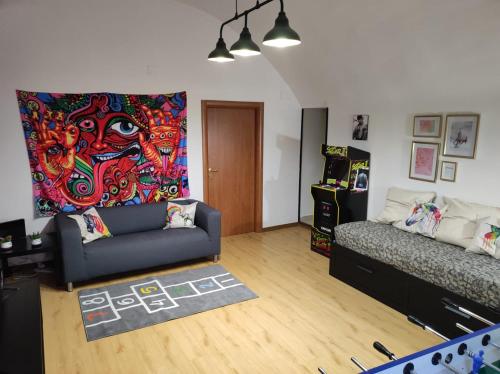 ein Wohnzimmer mit einem Sofa und einem Gemälde an der Wand in der Unterkunft 90's House in Neapel