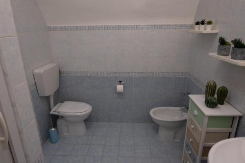 ein Bad mit einem WC und einem Waschbecken in der Unterkunft 90's House in Neapel