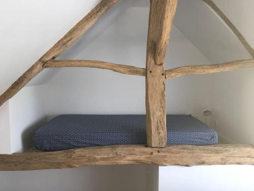 un colchón sentado en un estante en una habitación en Logement agréable à la campagne, en Saint-Symphorien
