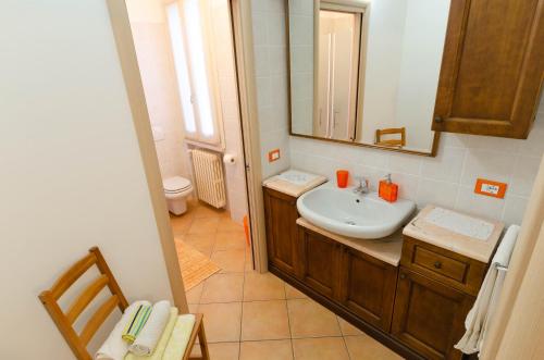 a bathroom with a sink and a mirror at BB Il Grande Salice Bike Friends in Ponti Sul Mincio