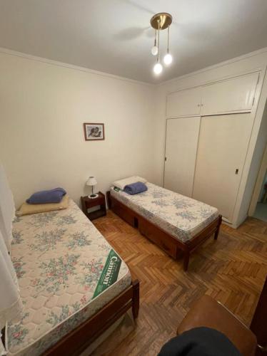 een kamer met 2 bedden in een kamer bij Departamento del Mar y Casino in Mar del Plata