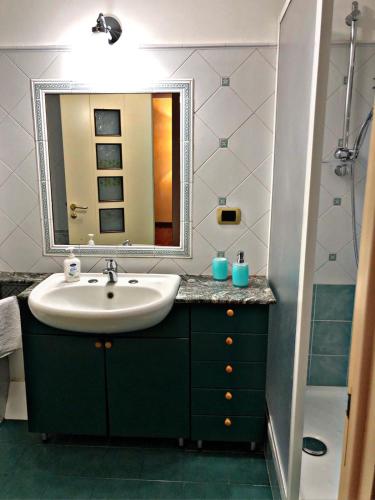 W łazience znajduje się umywalka i lustro. w obiekcie Alle Terme w mieście Misterbianco