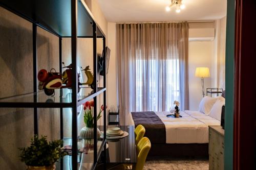 um quarto de hotel com uma cama e uma janela em Central 3 em Komotini