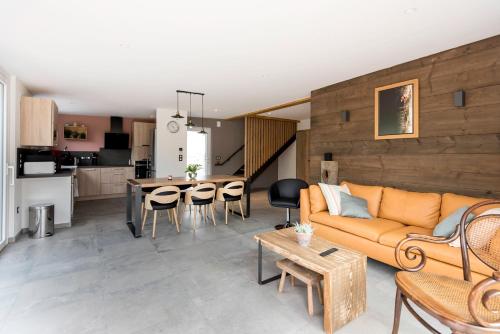 een woonkamer met een bank en een tafel bij La Loge du Pic Noir in Dabo