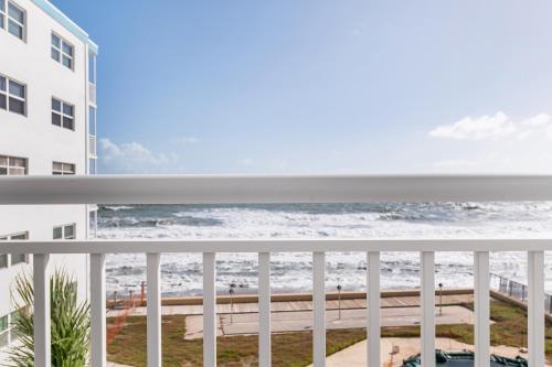 uma vista para o oceano a partir da varanda de um condomínio em Oceanfront Beach House, Satellite Beach em Satellite Beach