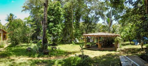 - un kiosque dans un parc arboré dans l'établissement Navio Hostel & Camping, à Itacaré