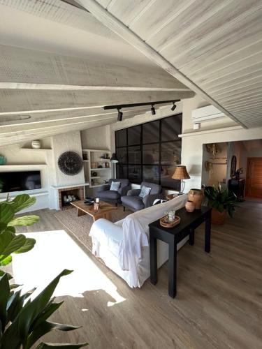 a living room with a couch and a table at Precioso Apartamento Boutique El Amante in Altea