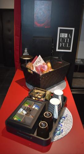 - une table avec un plateau de nourriture et un panier dans l'établissement L’Escale du Donon « Le Temple de Cupidon », à Grandfontaine