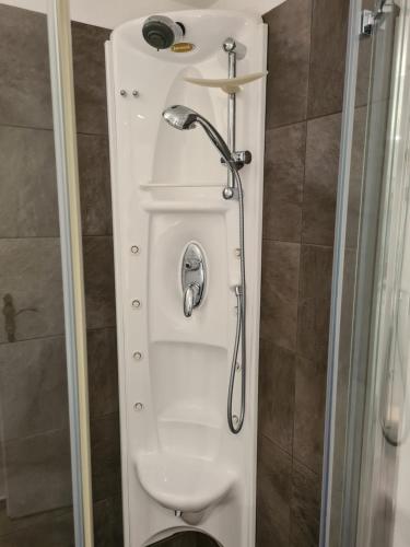 a bathroom with a toilet and a shower at Casa Fery in Contra