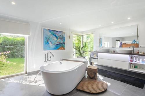 Fotografia z galérie ubytovania Stylish Ibiza Villa Near Beaches Private Pool & Lush Garden v destinácii Cala Llonga